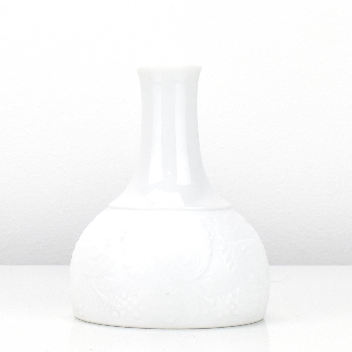 Unglazed Björn Wiinblad Vase White Porcelain Rosenthal Studio-line Germany Dove Pattern For Sale