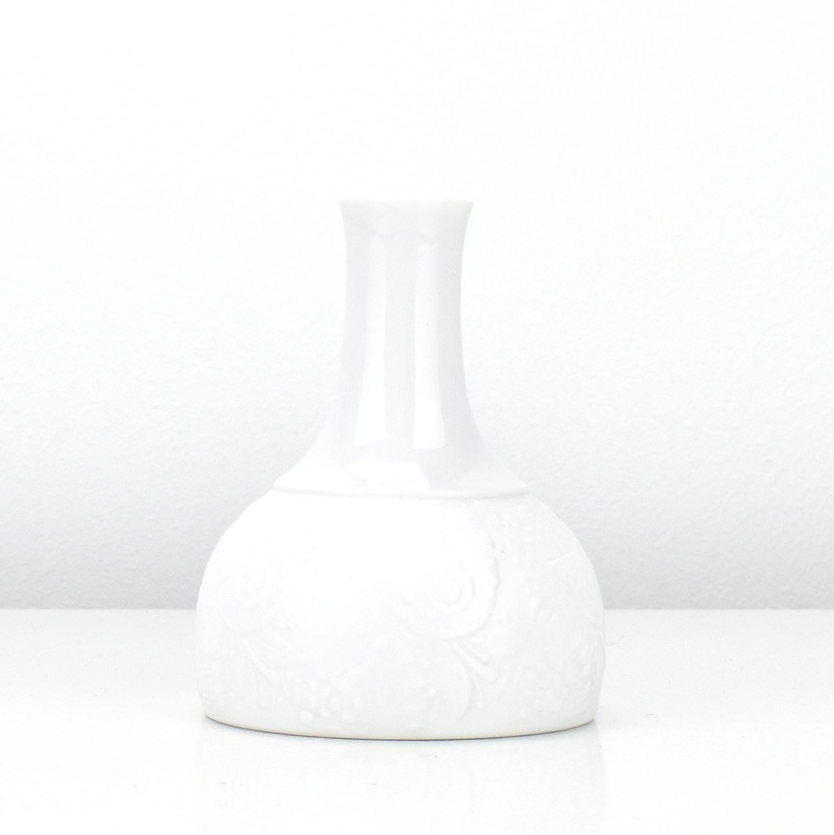 Björn Wiinblad Vase White Porcelain Rosenthal Studio-line Germany Dove Pattern In Good Condition For Sale In Bad Säckingen, DE