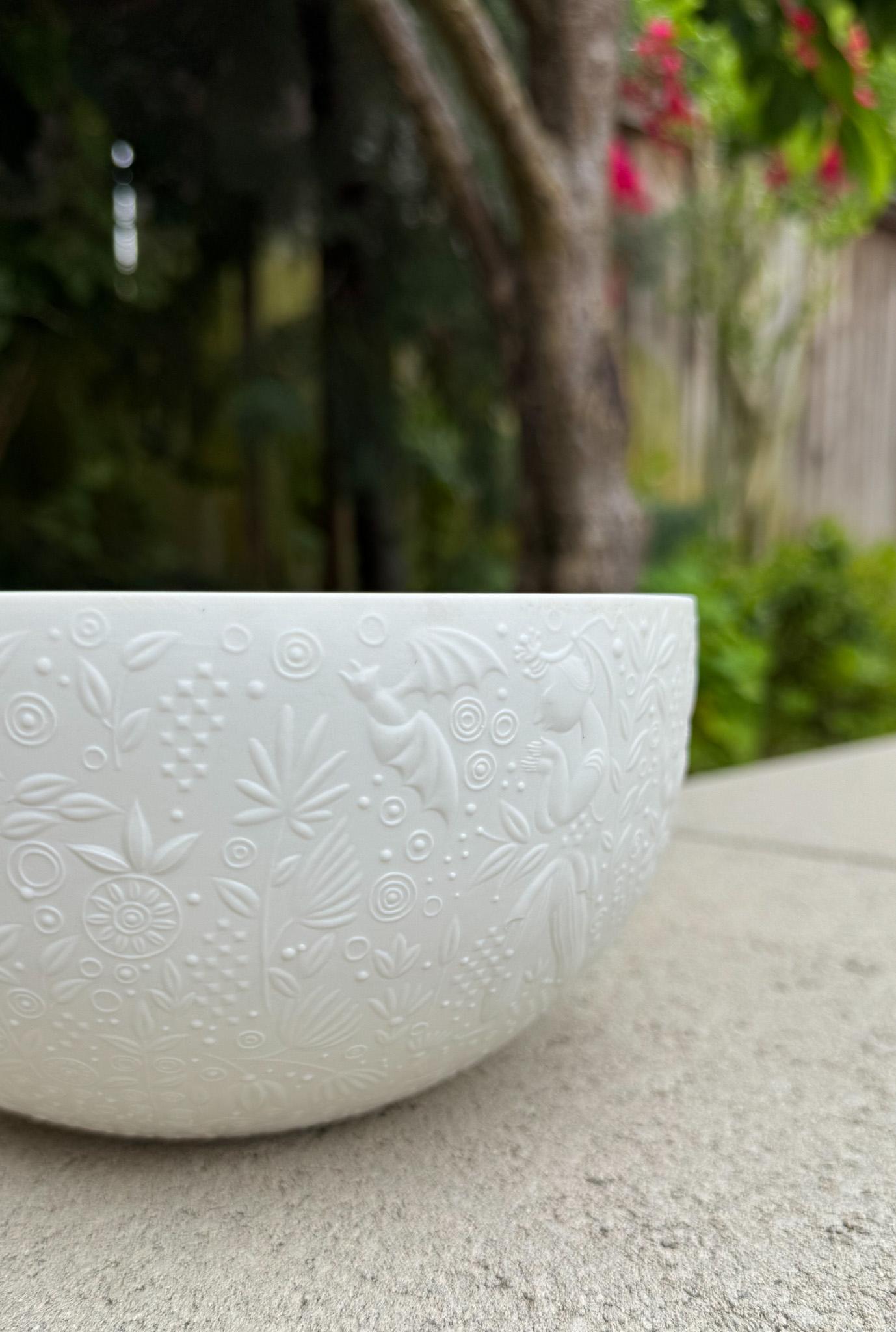 Bol en porcelaine blanche Bjorn Wiinblad pour Rosenthal, Allemagne, 20e siècle Bon état - En vente à San Juan Capistrano, CA