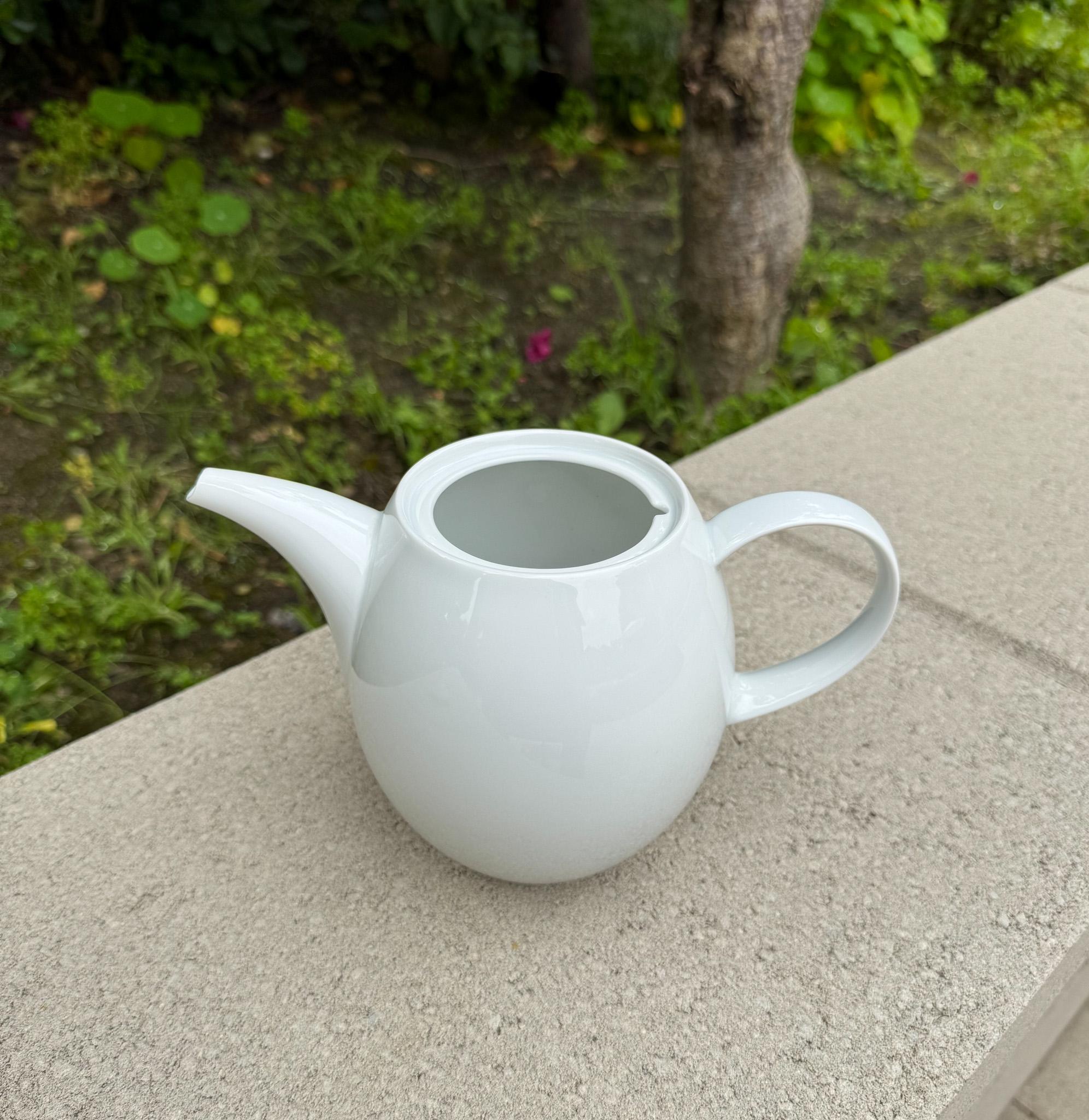 Caffettiera in porcellana bianca di Bjorn Wiinblad per Rosenthal, Germania, XX secolo in vendita 8