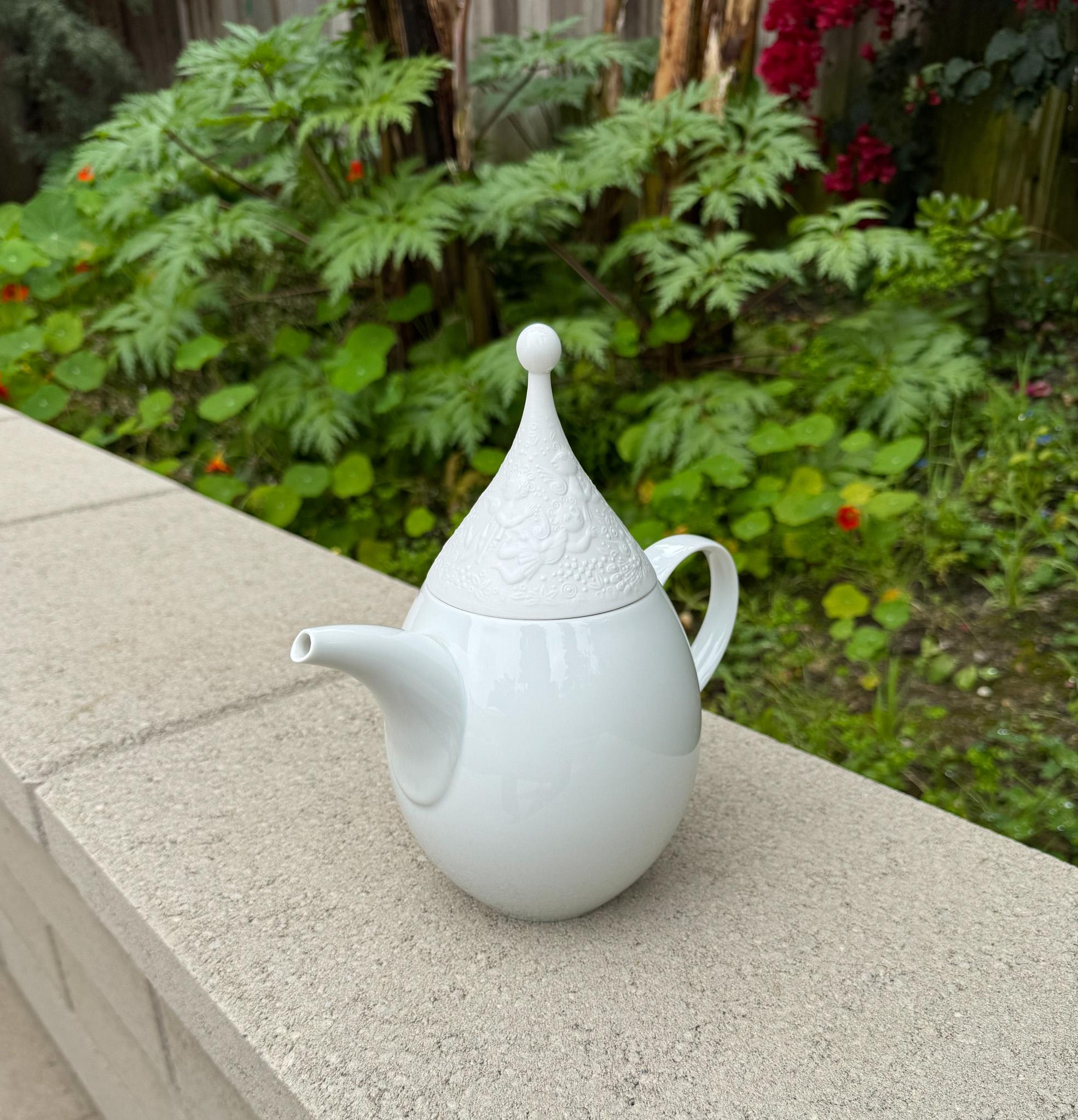 Caffettiera in porcellana bianca di Bjorn Wiinblad per Rosenthal, Germania, XX secolo In condizioni buone in vendita a San Juan Capistrano, CA
