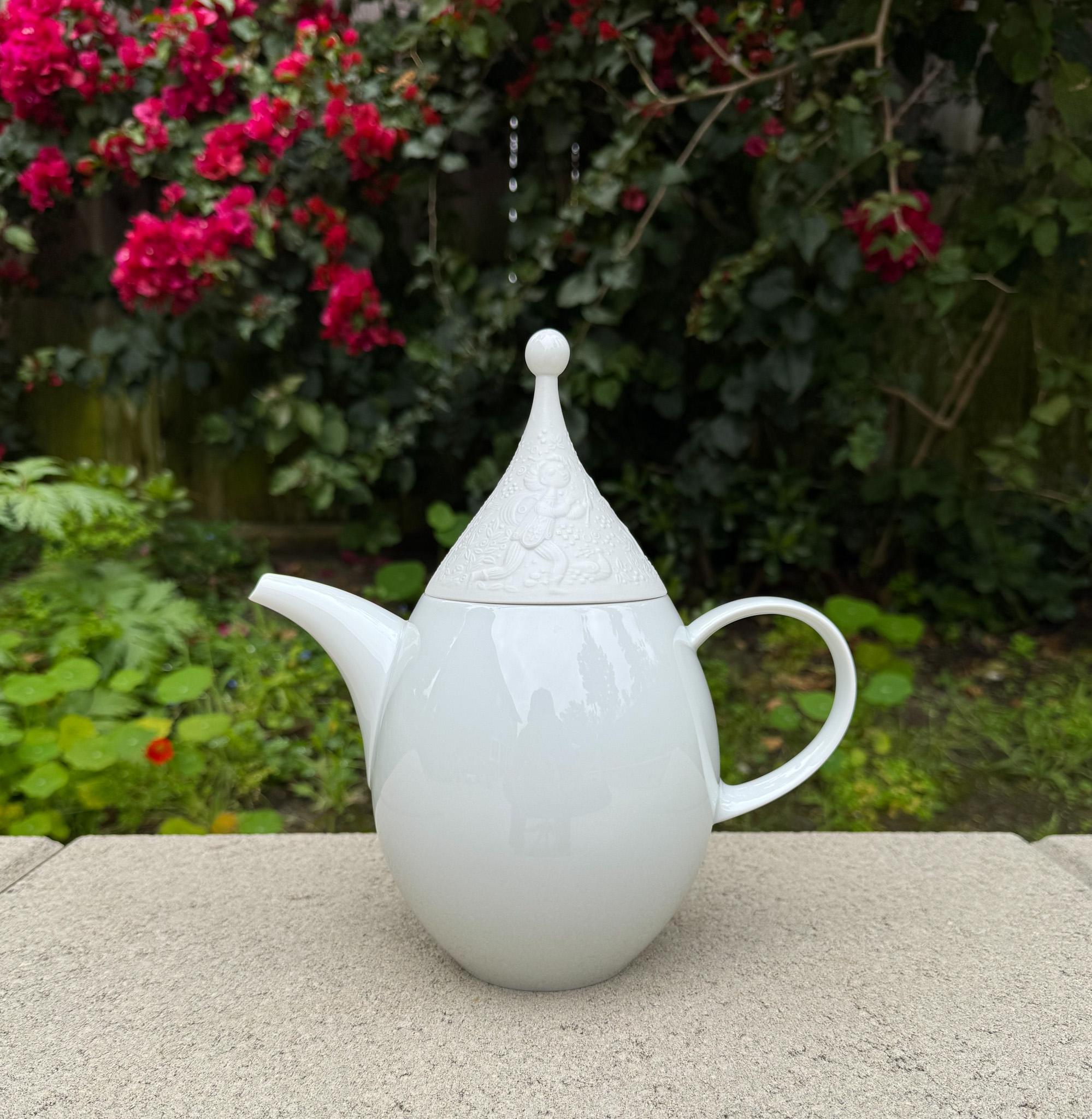 Porcellana Caffettiera in porcellana bianca di Bjorn Wiinblad per Rosenthal, Germania, XX secolo in vendita