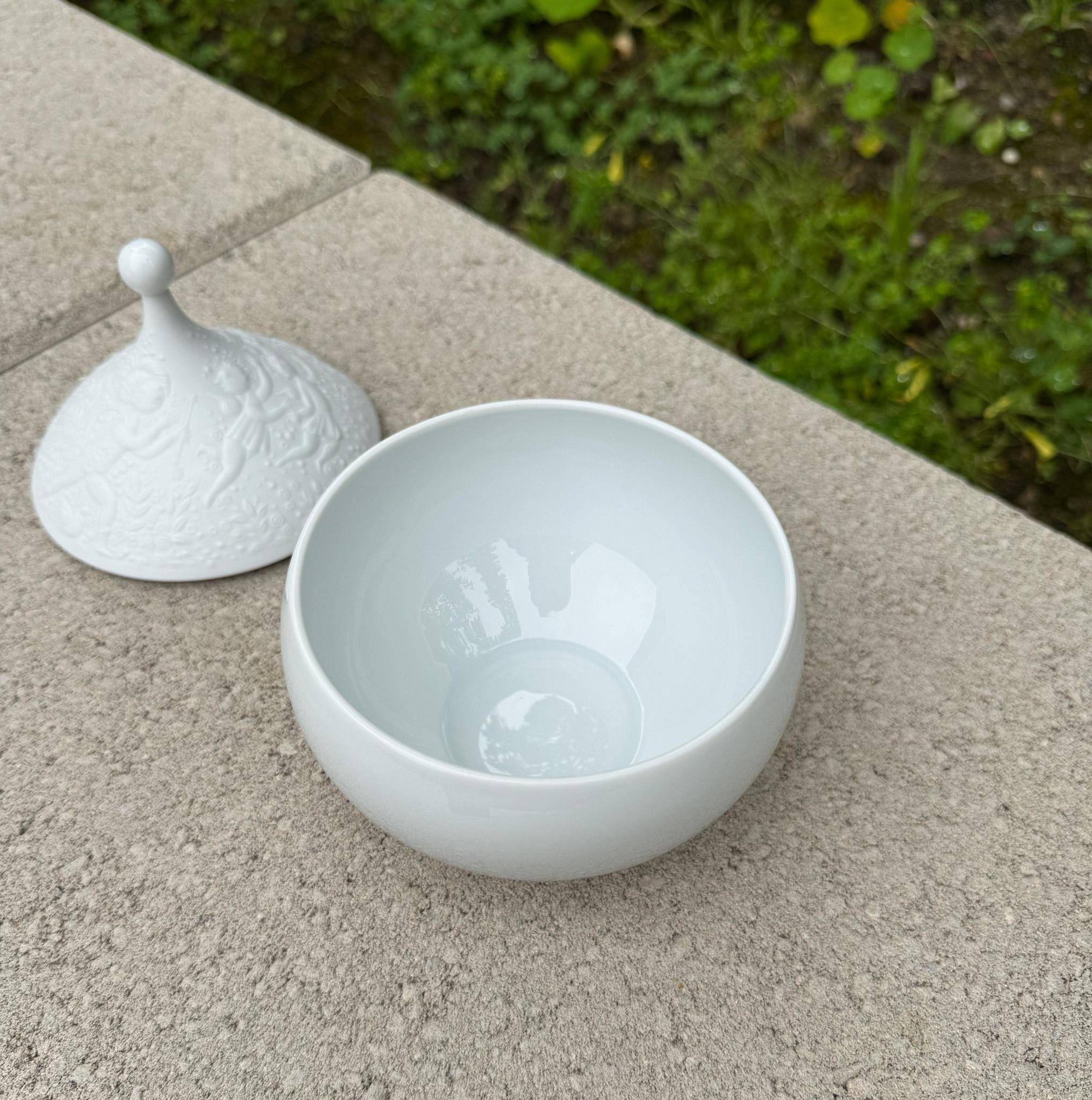 Bjorn Wiinblad Schale aus weißem Porzellan mit Deckel, Rosenthal, Deutschland, 20. Jahrhundert im Angebot 7