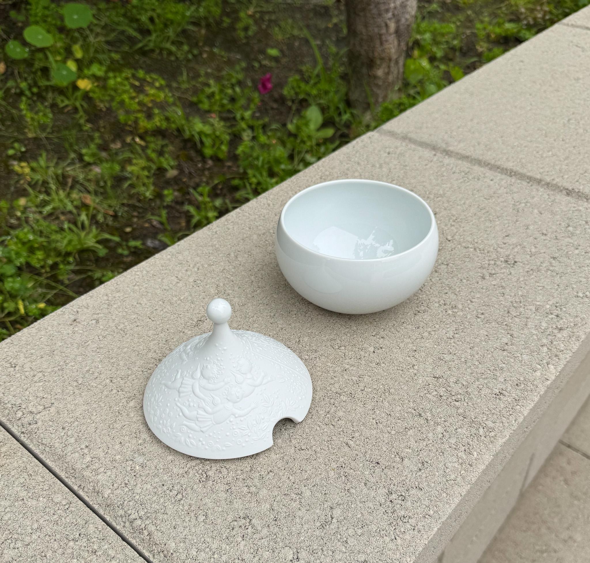 Bjorn Wiinblad Schale aus weißem Porzellan mit Deckel, Rosenthal, Deutschland, 20. Jahrhundert im Angebot 9