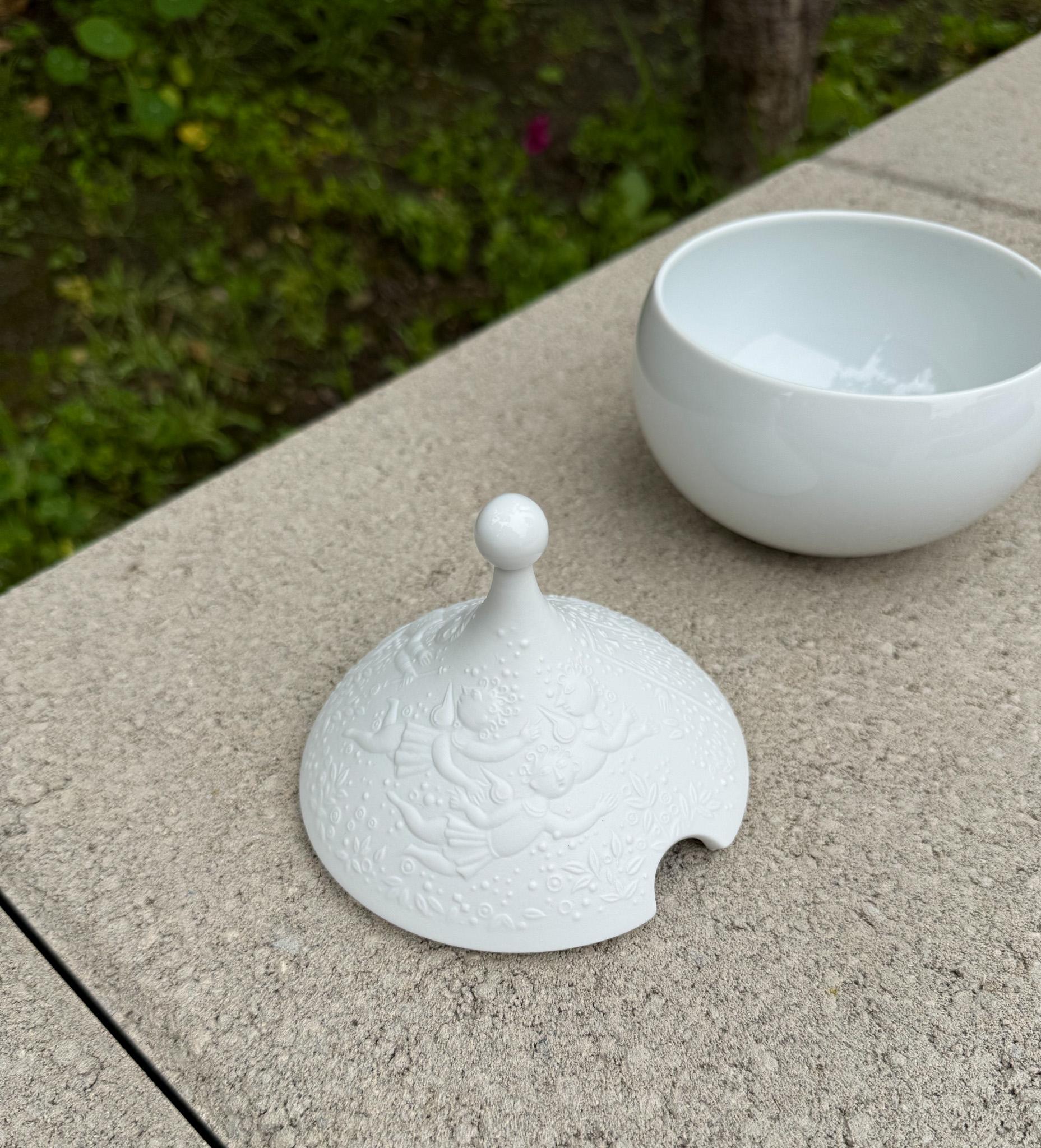 Bjorn Wiinblad Schale aus weißem Porzellan mit Deckel, Rosenthal, Deutschland, 20. Jahrhundert im Zustand „Gut“ im Angebot in San Juan Capistrano, CA