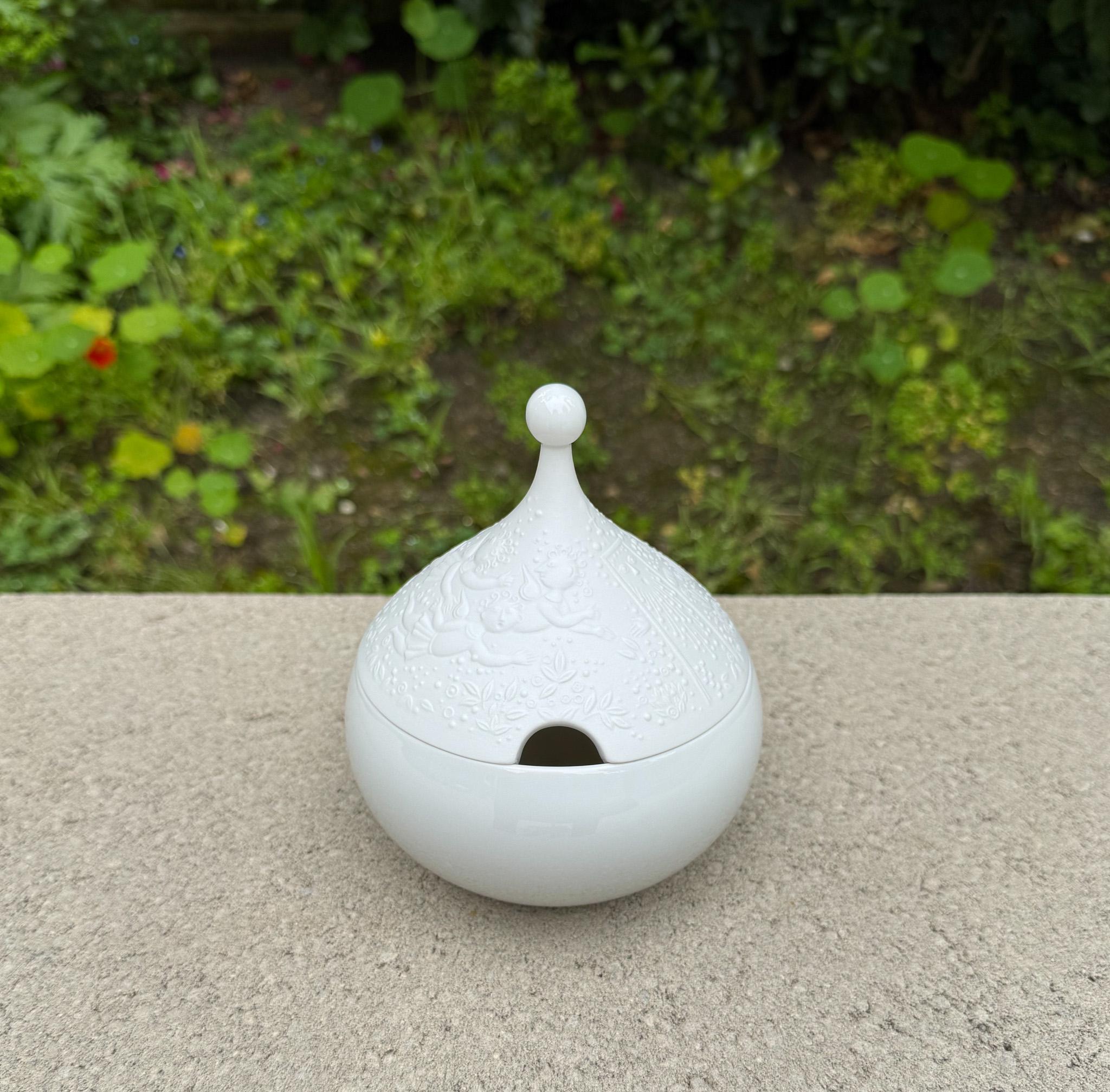 Bjorn Wiinblad Schale aus weißem Porzellan mit Deckel, Rosenthal, Deutschland, 20. Jahrhundert im Angebot 3