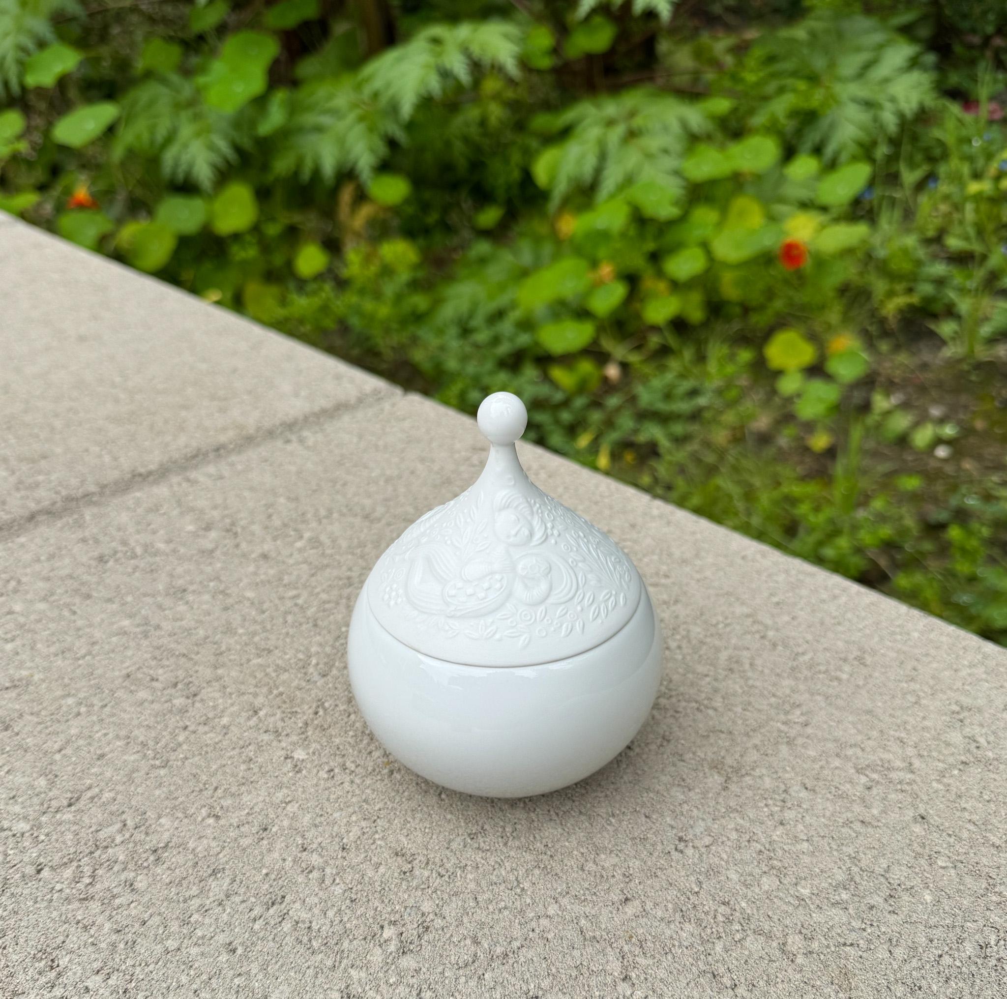 Bjorn Wiinblad Barattolo con coperchio in porcellana bianca per Rosenthal, Germania, XX secolo in vendita 6