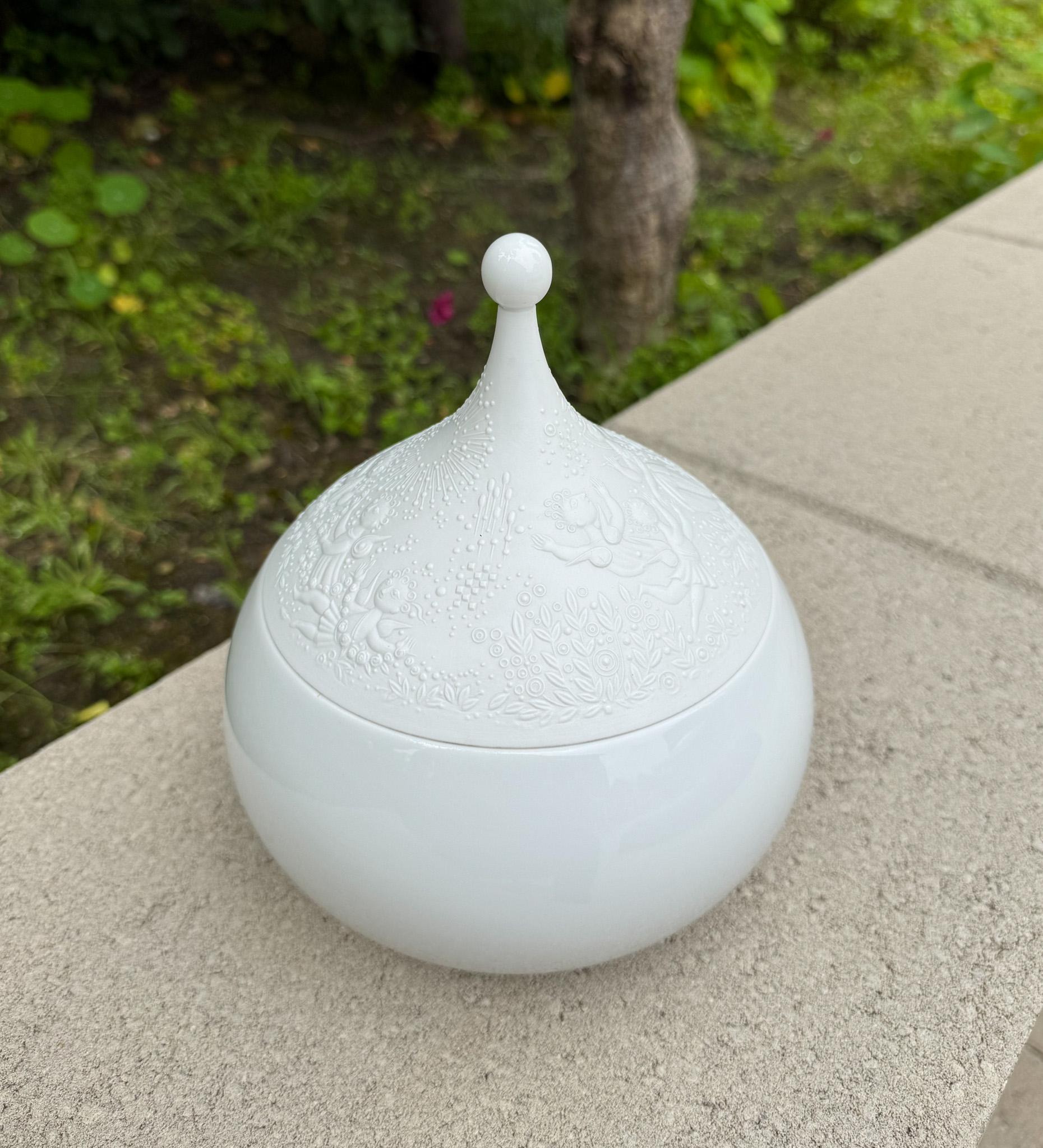 Barattolo con coperchio in porcellana bianca di Bjorn Wiinblad per Rosenthal, Germania, XX secolo.
