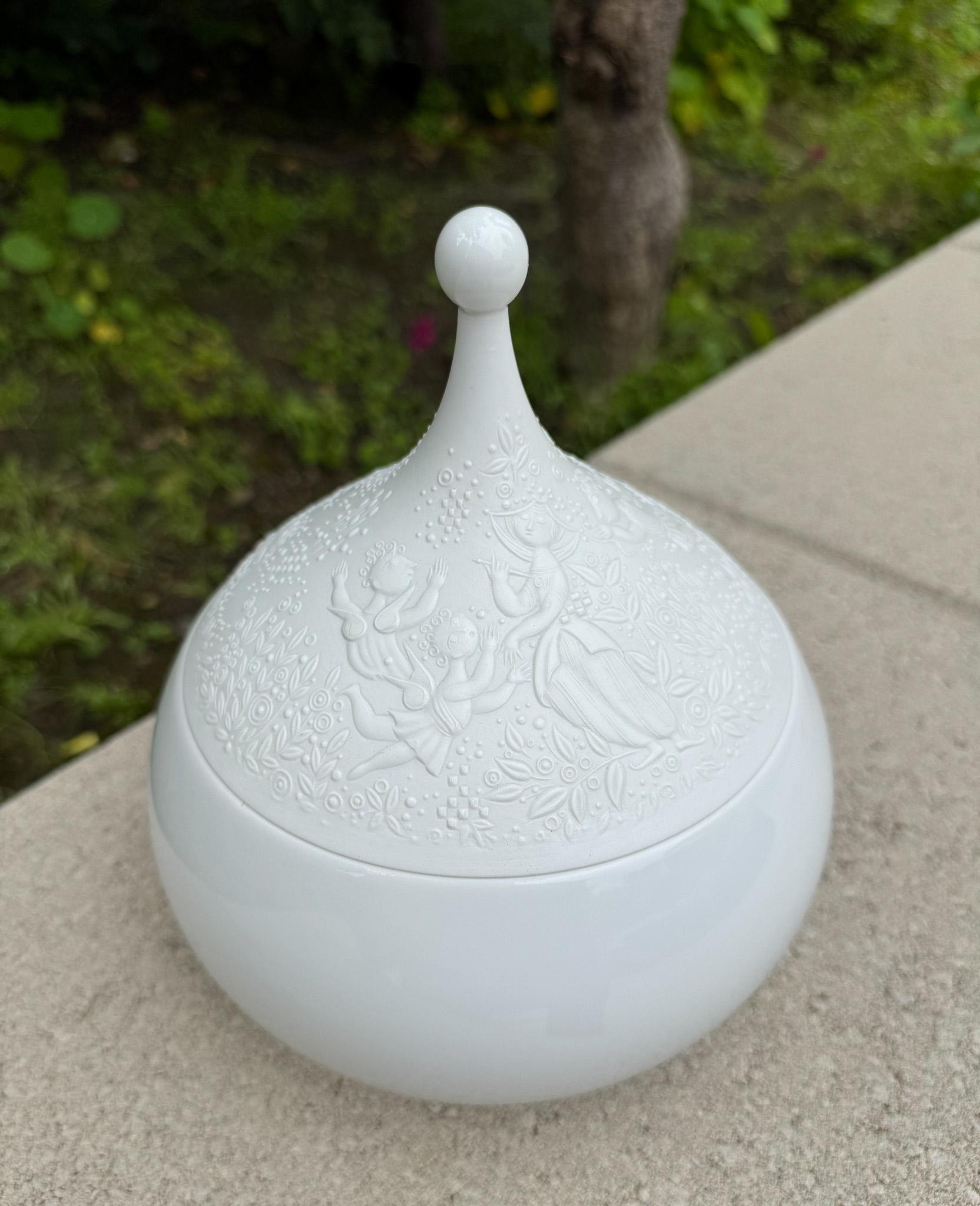 Moderno Bjorn Wiinblad Barattolo con coperchio in porcellana bianca per Rosenthal, Germania, XX secolo in vendita