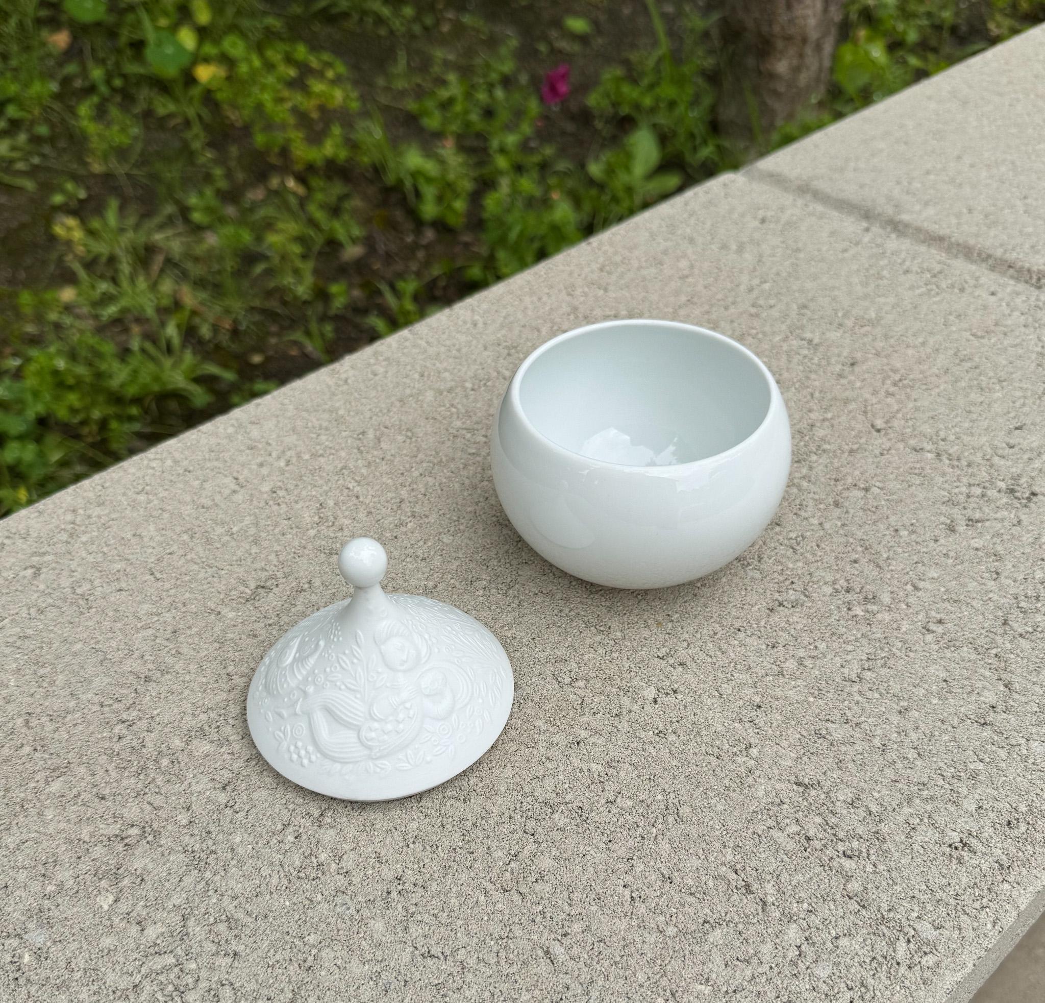 Bjorn Wiinblad Barattolo con coperchio in porcellana bianca per Rosenthal, Germania, XX secolo In condizioni buone in vendita a San Juan Capistrano, CA