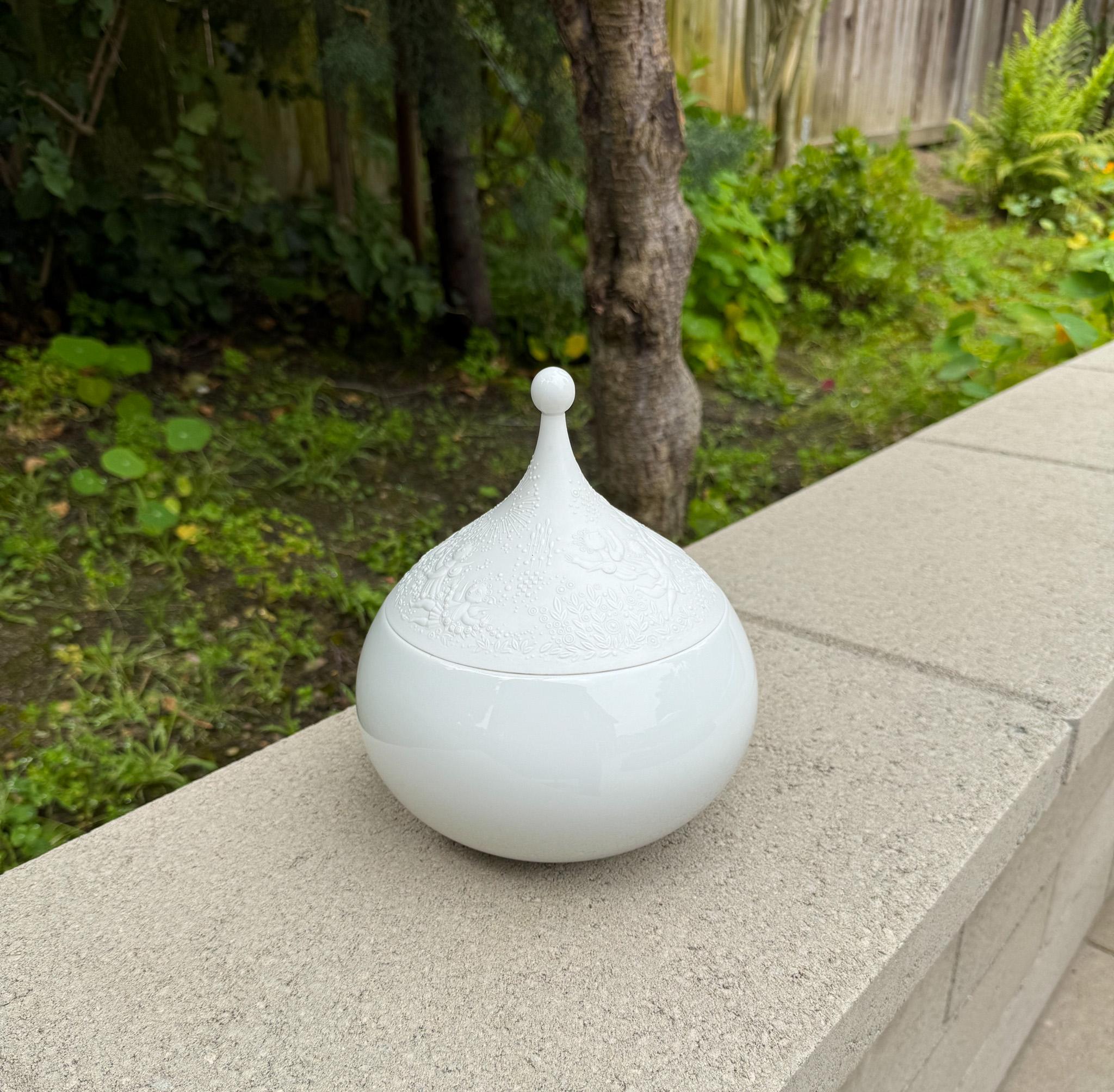 Bjorn Wiinblad Barattolo con coperchio in porcellana bianca per Rosenthal, Germania, XX secolo in vendita 3