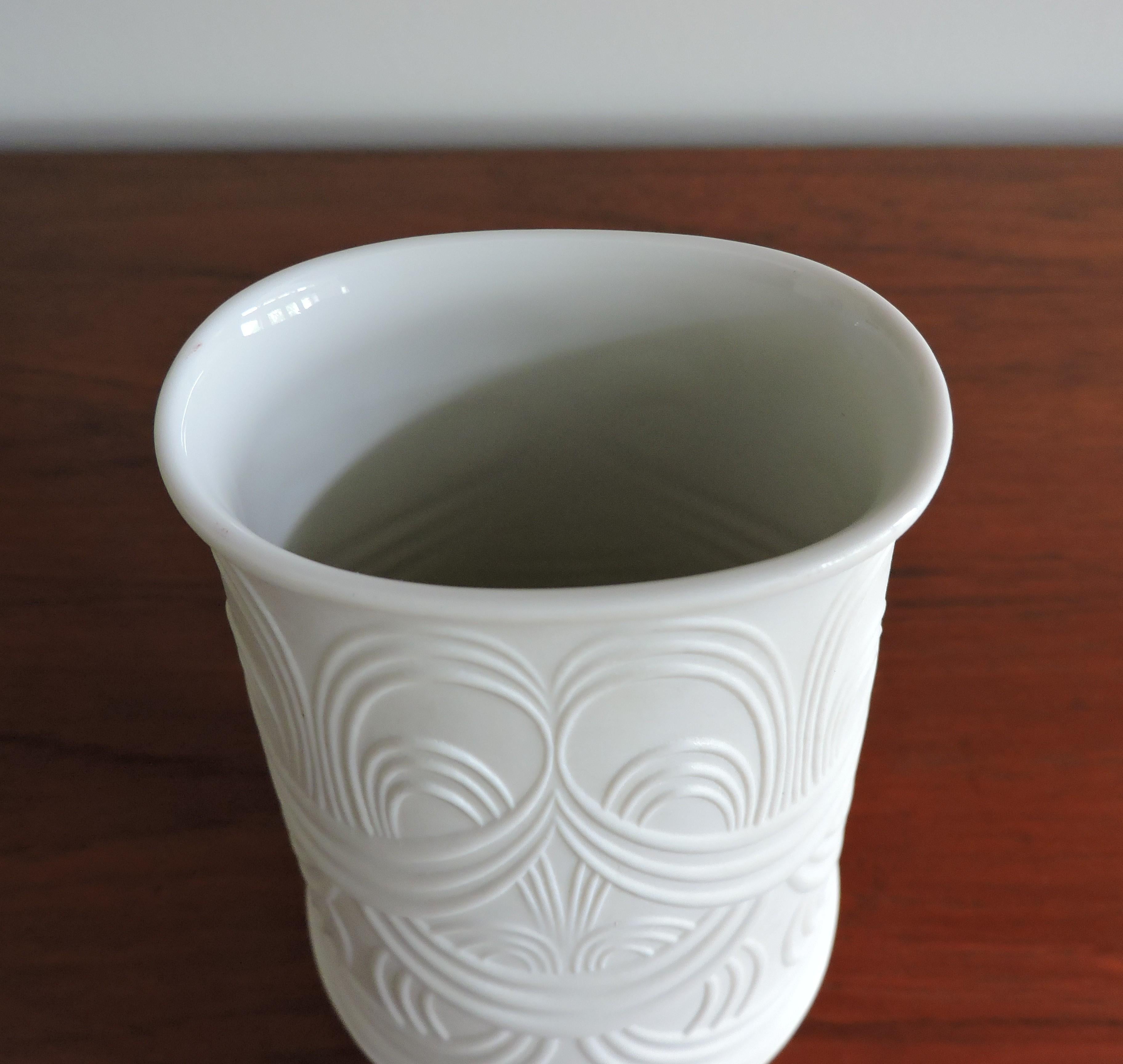 Allemand Vase en porcelaine blanche Bjorn Wiinblad pour Rosenthal Studio Line en vente