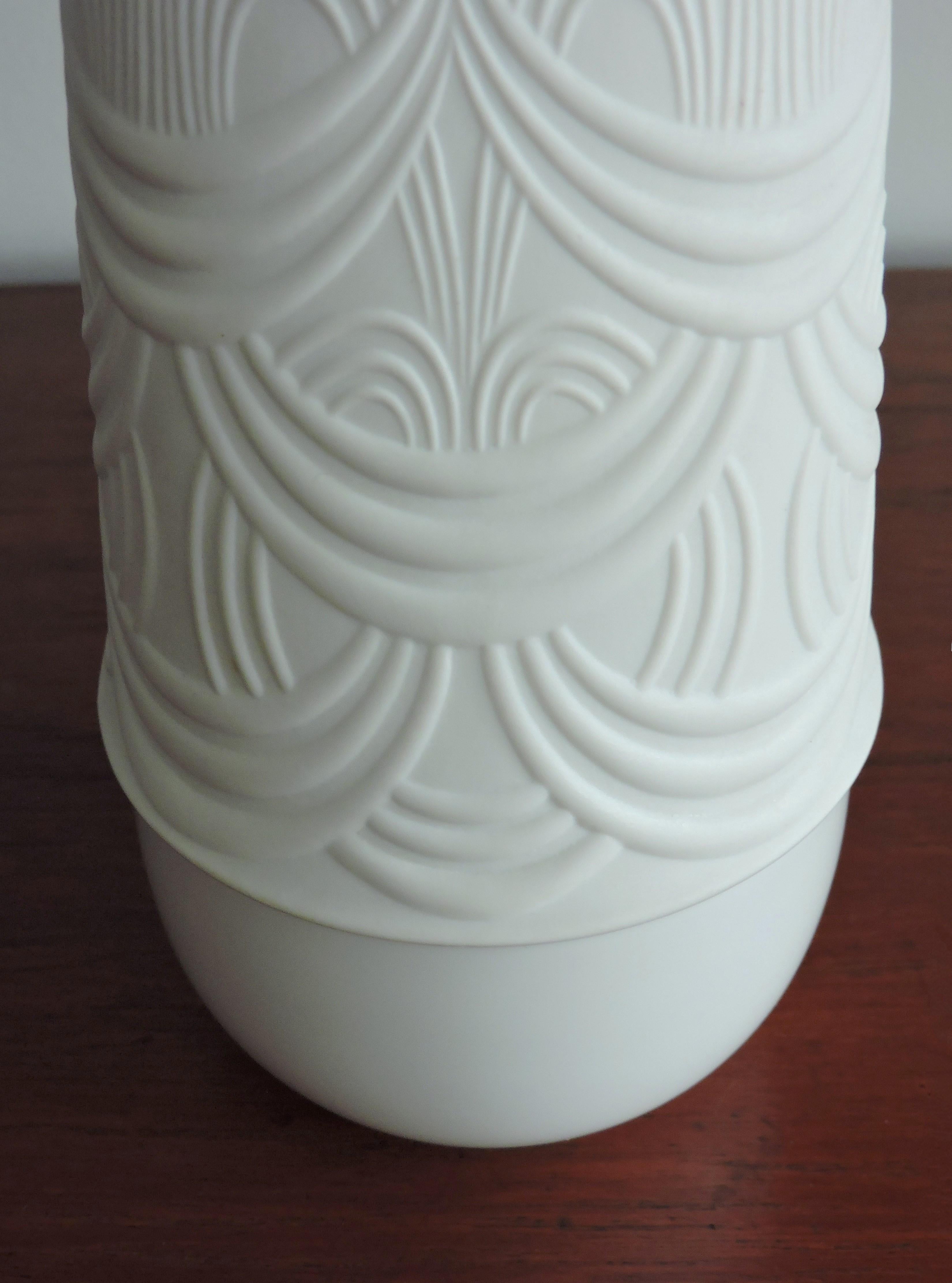 Vase en porcelaine blanche Bjorn Wiinblad pour Rosenthal Studio Line Bon état - En vente à Chesterfield, NJ