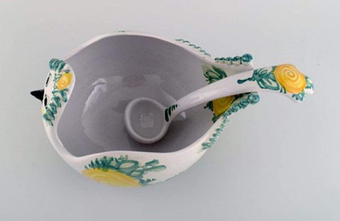 Bjørn Wiinblad (1918-2006), Denmark. Large sauce bowl with spoon in hand-painted glazed ceramics shaped like a bird. 
Dated 1979.
Measures: 25.5 x 15.5 cm.
Spoon length: 25 cm.
In excellent condition.
Signed and dated.