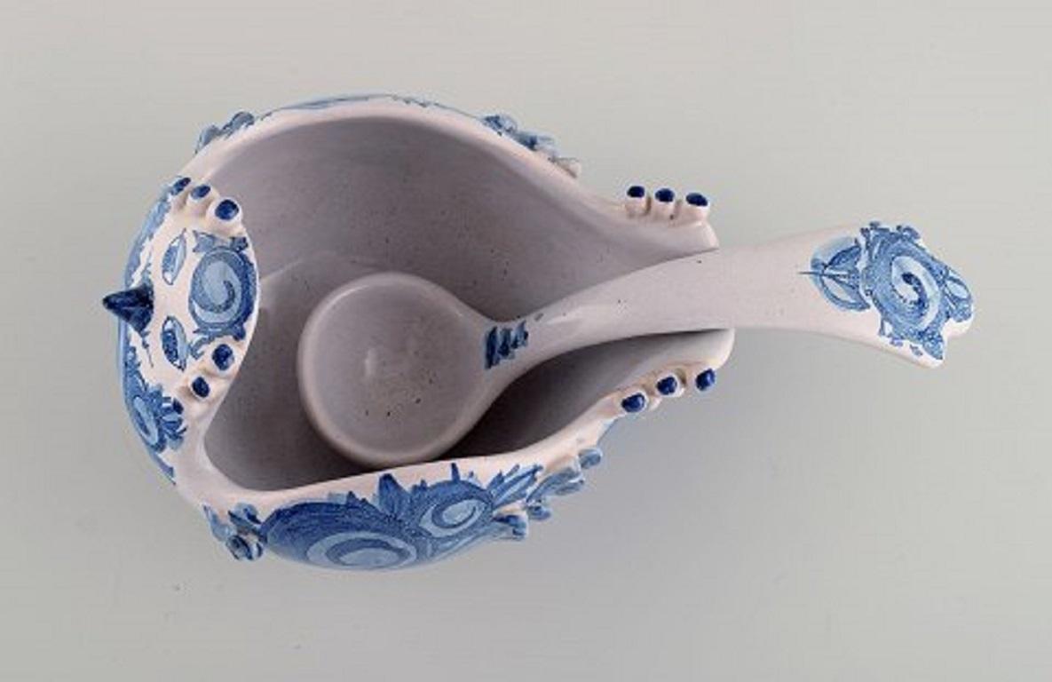 Bjørn Wiinblad (1918-2006), Denmark. Sauce bowl with spoon in hand-painted glazed ceramics shaped like a bird. Dated 1980.
Measures: 18 x 11.5 cm.
Spoon length: 20 cm.
In excellent condition.
Signed and dated.