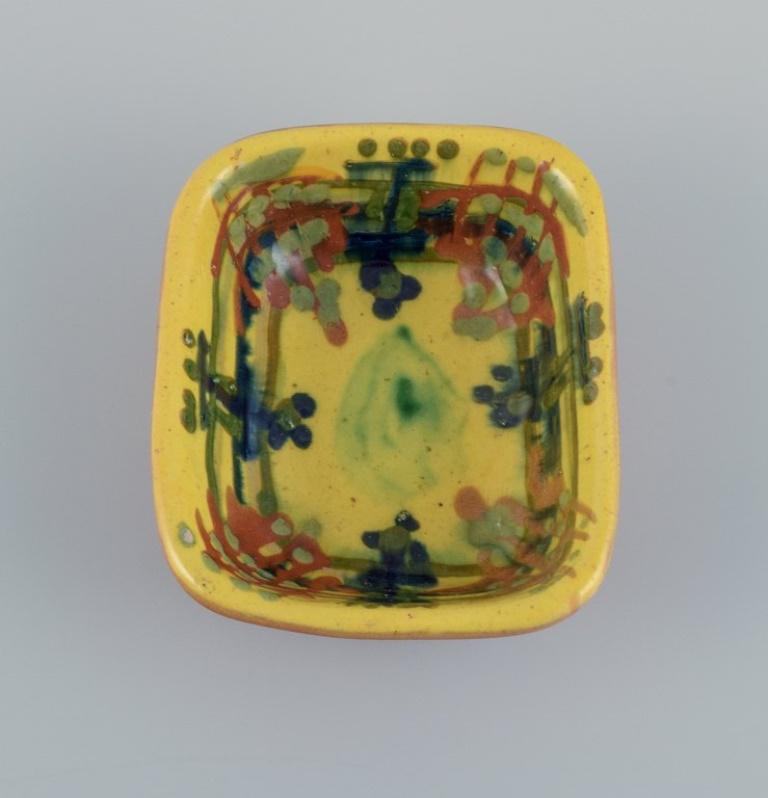 Bjørn Wiinblad (1918-2006), Denmark. Unique and early bowl in hand painted ceramics. Abstract motif in many colors.
1956.
In perfect condition.
Signed.
Dimensions: L 14.0 x D 11.7 x H 4.5 cm.