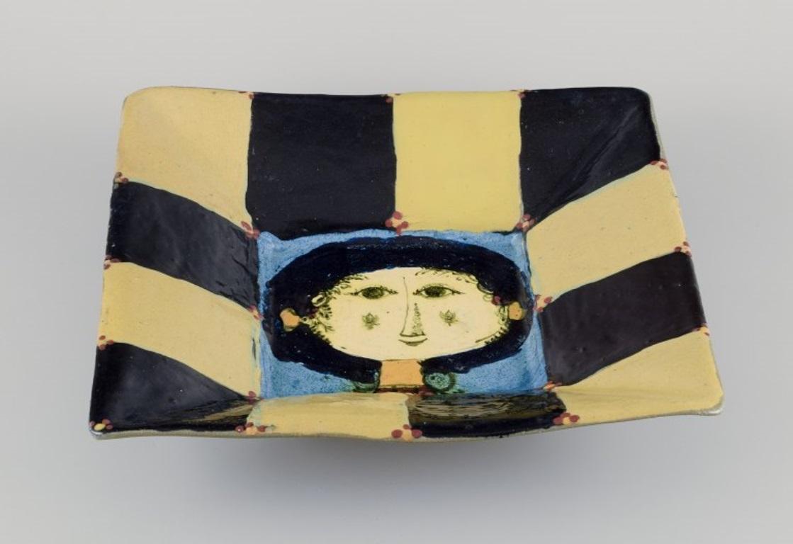 Bjørn Wiinblad (1918-2006), atelier personnel. Grand bol en céramique unique.
Motif féminin.
Daté de 1965.
Signé.
Label d'Illums Bolighus.
Parfait état.
Dimensions : L 39,0 cm. x H 7,5 cm : L 39,0 cm. x H 7,5 cm.
