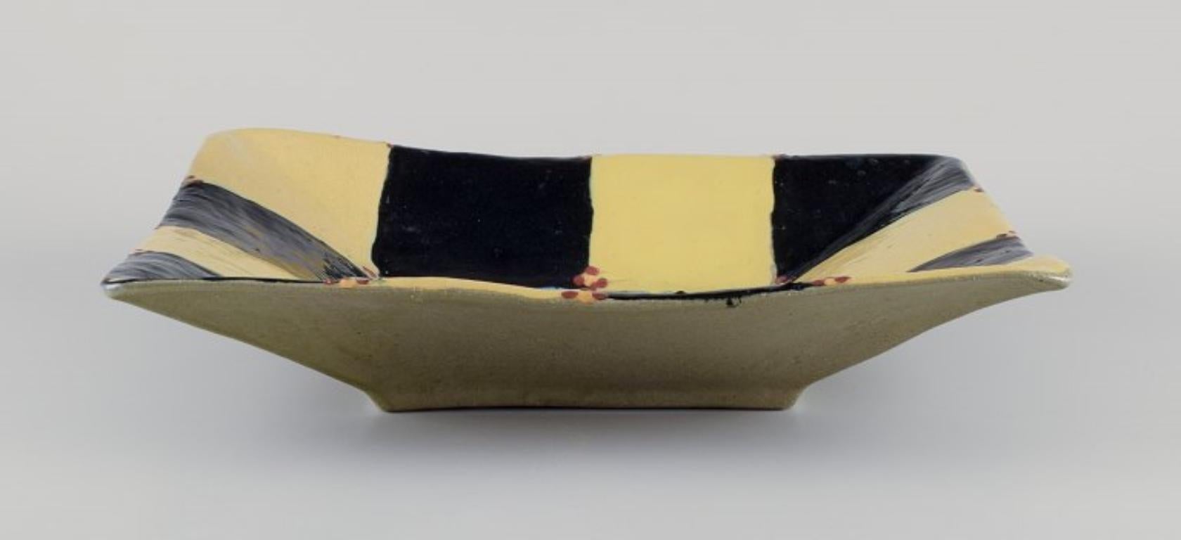 Scandinave moderne Bjørn Wiinblad (1918-2006), atelier personnel. Grand bol en céramique unique. en vente