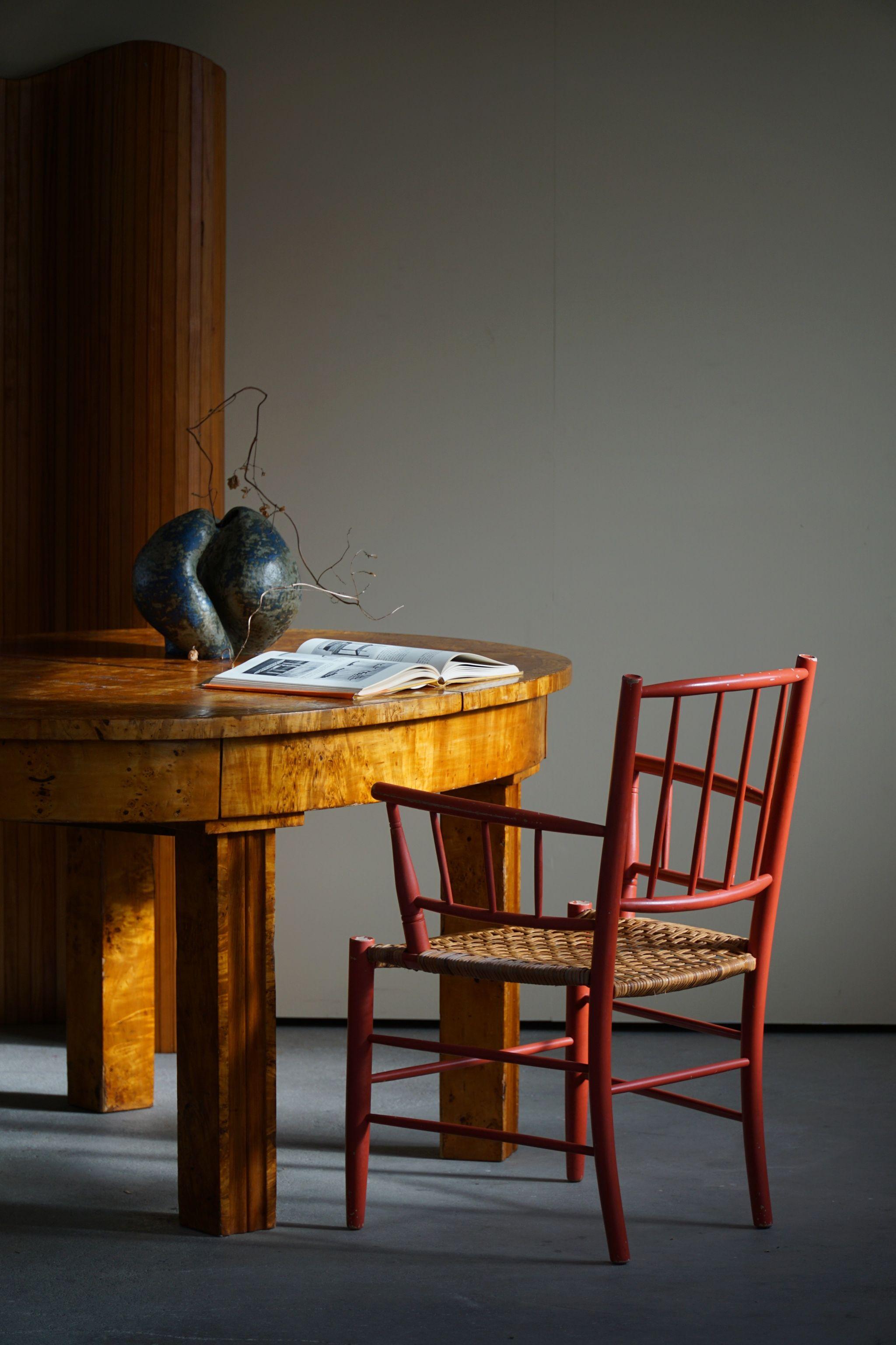 Seltene Vintage-Schönheit des dänischen Keramikkünstlers Björn Wiinblad, hergestellt für die Nässjö Stolefabrik in Schweden. Ein sammelwürdiger, rot lackierter Sessel mit Sitz aus Rohrgeflecht in einer herrlichen Patina. 

Ein dekorativer Stuhl