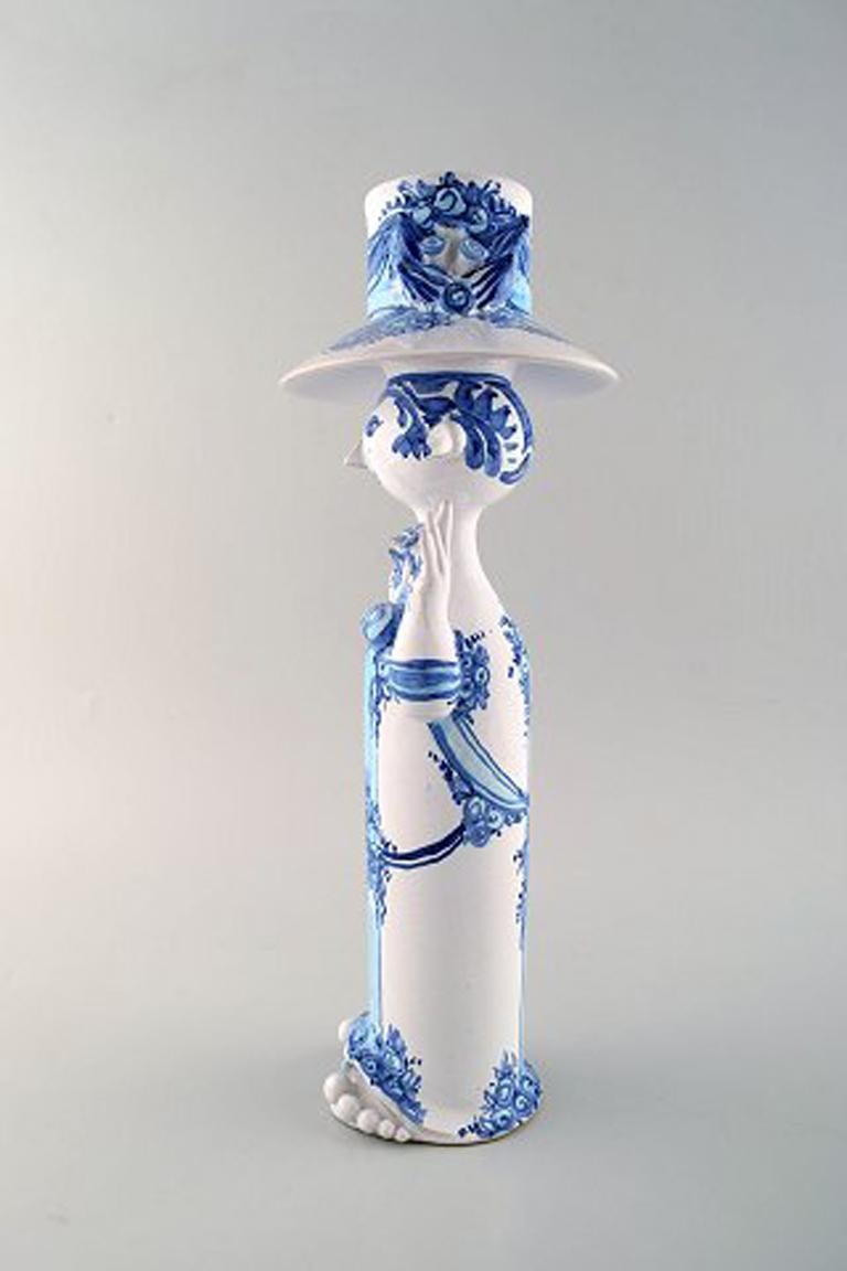 Bjørn Wiinblad ceramics, blue lady with two birds.
Decoration number M36.
From 2003.
Measures: Height 39 cm. diameter 15 cm.
In perfect condition.