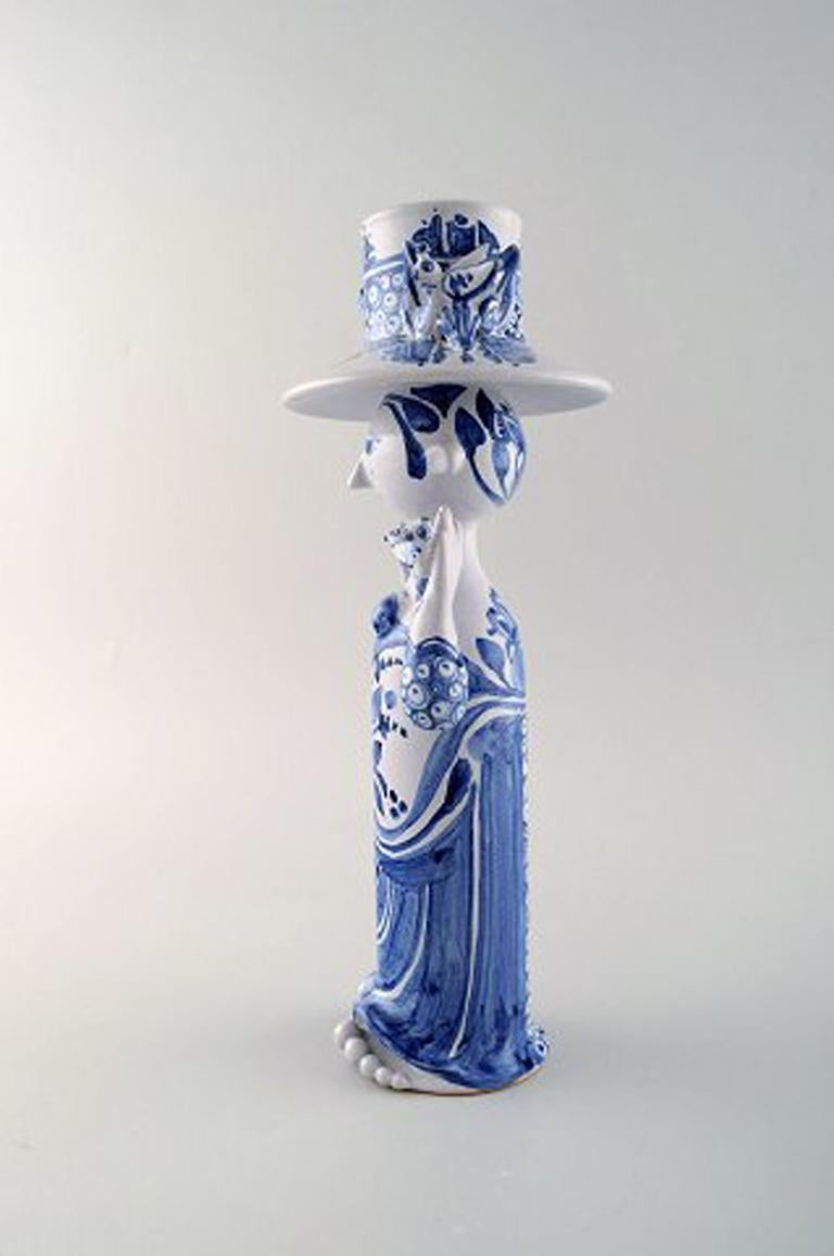 Bjørn Wiinblad ceramics, blue lady with two birds.
Decoration number M35.
From 2003.
Measures: Height 32 cm. diameter 12.5 cm.
In perfect condition.