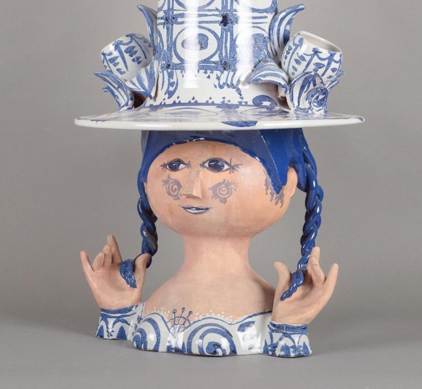 Bjørn Wiinblad. Scultura colossale di una ragazza con un cappello progettato per contenere una pianta. In condizioni ottime in vendita a København, Copenhagen