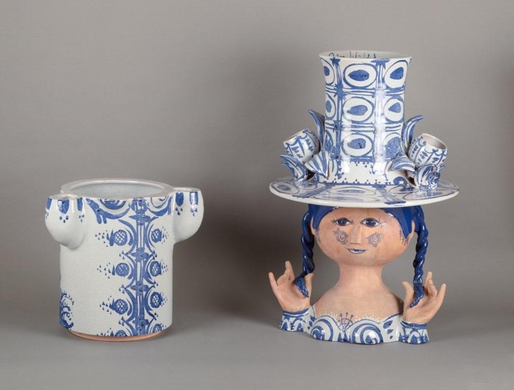 Metà XX secolo Bjørn Wiinblad. Scultura colossale di una ragazza con un cappello progettato per contenere una pianta. in vendita