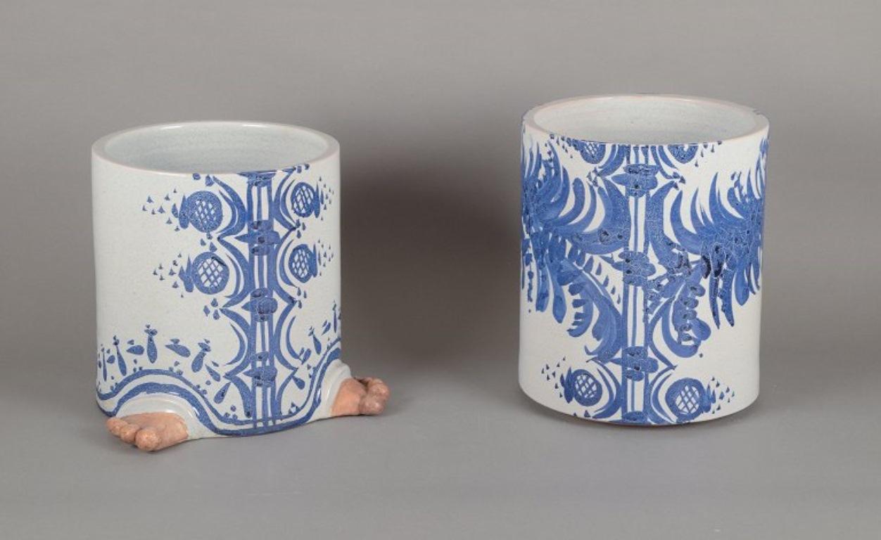 Ceramica Bjørn Wiinblad. Scultura colossale di una ragazza con un cappello progettato per contenere una pianta. in vendita