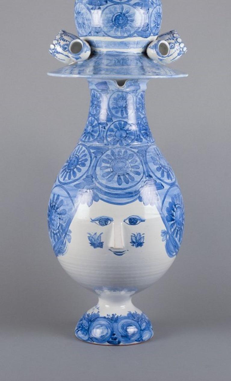 Bjørn Wiinblad (1918-2006). 
Vase colossal en céramique, en forme de cruche en deux parties, modelé en forme de buste de femme.
Avec un couvercle en forme de chapeau. 
Modèle rare. 
Il est signé et daté de 1971. 
En parfait état. 
Hauteur totale 102