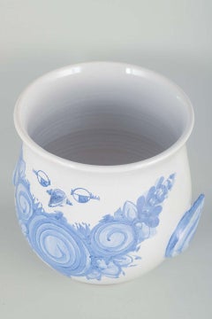Bjørn Wiinblad. Blumentopfdeckel aus Fayence mit blauer Spirale und floralen Motiven.