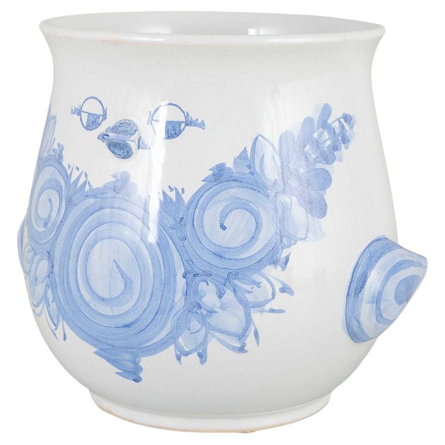 Bjørn Wiinblad. Coprivaso in maiolica con spirale blu e motivi floreali. in vendita