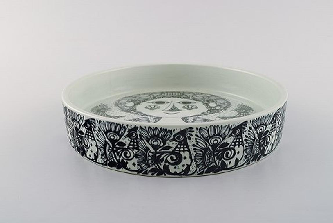 Bjørn Wiinblad for Nymølle. Bowl in glazed ceramics with motif of woman with birds. 1970s.
Measures: 22 x 4.5 cm.
In very good condition.
Stamped.