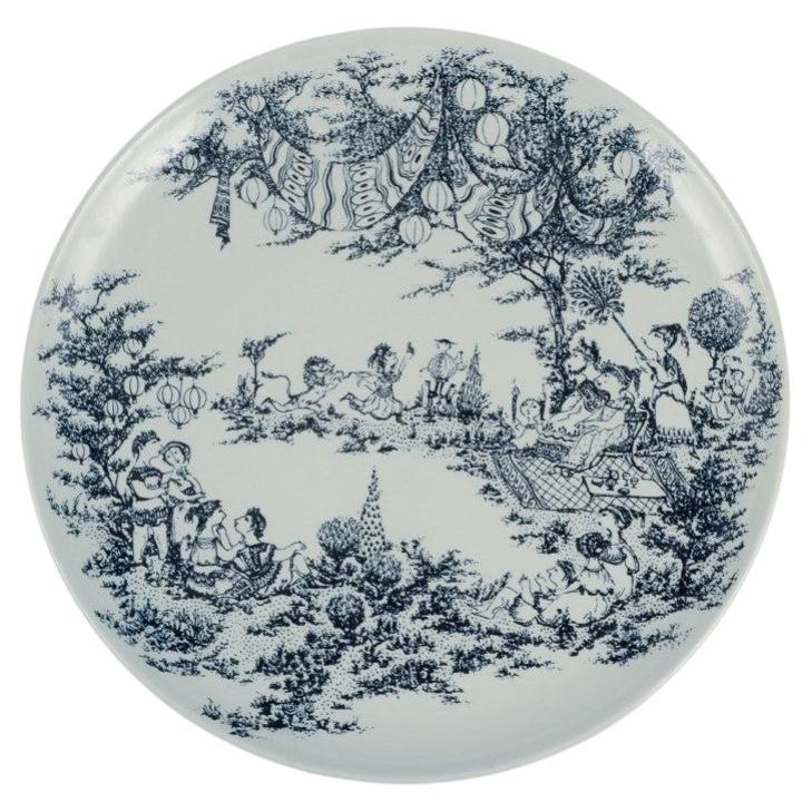 Bjørn Wiinblad for Nymølle, Denmark. Large round dish in faience. For Sale