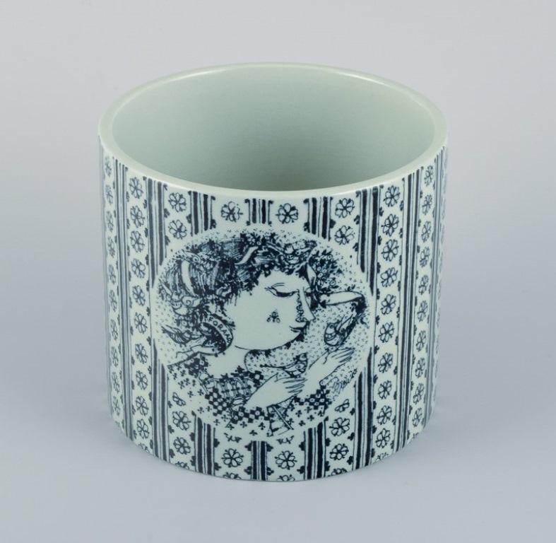 Bjørn Wiinblad for Nymølle, flower pot with floral motif and woman.
1970s.
Model 3024-699.
In perfect condition.
Marked.
Dimensions: H 13.0 x 14.5 cm.