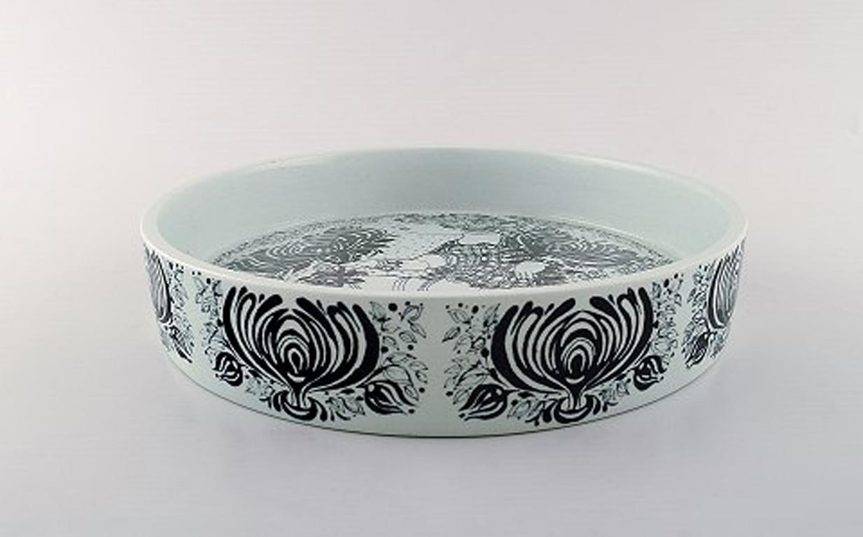 Bjørn Wiinblad for Nymølle. Large bowl in glazed ceramics with motif of woman with birds, 1970s.
Measures: 27 x 5 cm.
In very good condition.
Stamped.
