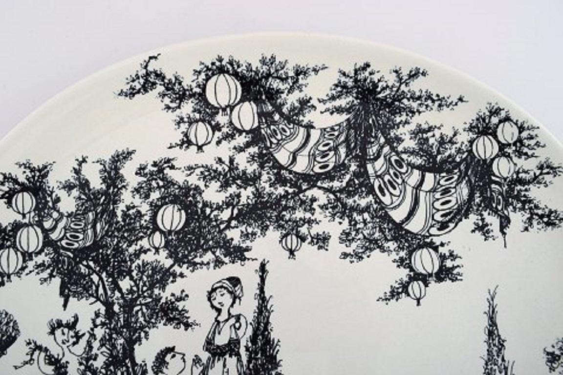 Bjørn Wiinblad for Nymølle. Oval serving dish in glazed faience.
A Midsummer Night's Dream,
1970s / 80s.
Measures: 36 x 29 cm.
In excellent condition.
Stamped.