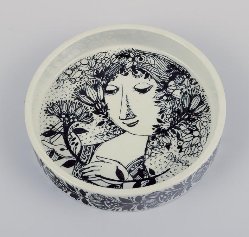Bjørn Wiinblad (1918-2006) für Nymølle.
Drei monatliche Wandteller und eine kleine niedrige Schale aus Keramik.
Klassische Wiinblad-Motive.
1970s.
Markiert.
Perfekter Zustand.
Wandteller: Durchmesser 15,0 cm.
Niedrige Schale: Durchmesser 15,0 cm. x