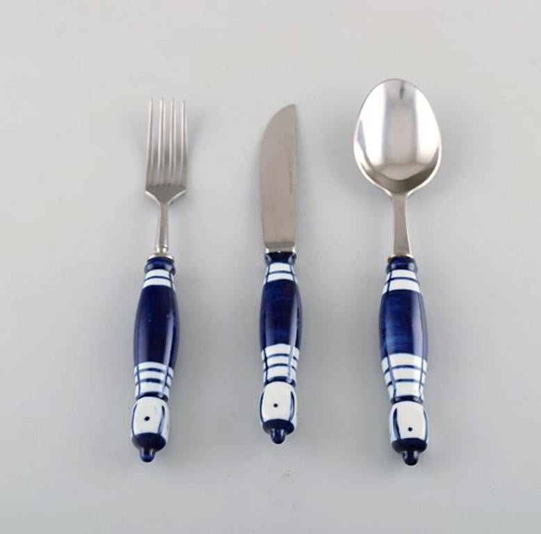 Bjørn Wiinblad for Rosenthal. Complete Siena grill cutlery / service for four people.
Designed by Bjørn Wiinblad, the 1970s.
The spoon measures: 22 cm.
In perfect condition.