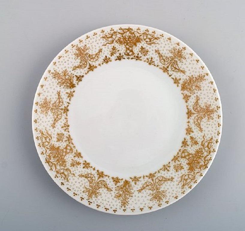 Bjørn Wiinblad pour Rosenthal. Huit assiettes en porcelaine à décor doré, années 1980.
Mesures : Diamètre 17,5 cm.
En parfait état.
Estampillé.