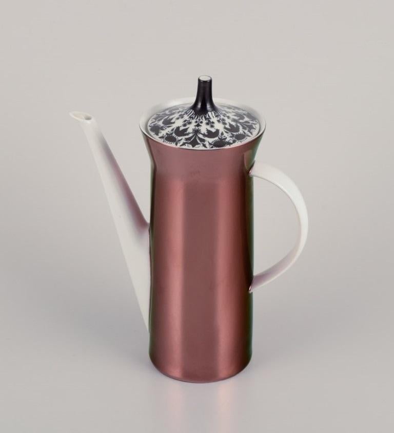 Bjørn Wiinblad (1918-2006) pour Rosenthal, Allemagne.
Cafetière, sucrier et crémier en porcelaine 