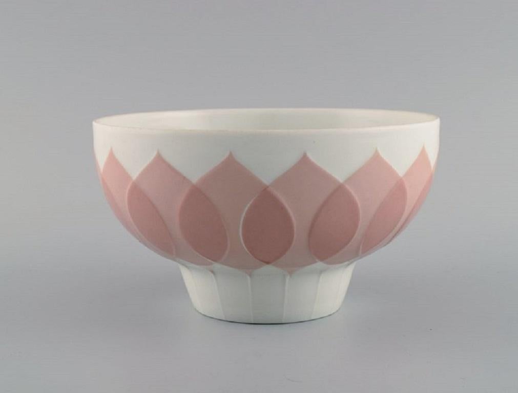 Bjørn Wiinblad for Rosenthal. Lotus porcelain service. 
Bowl decorated with pink lotus leaves. 1980s.
Measures: 17 x 10 cm.
In excellent condition.
Stamped.