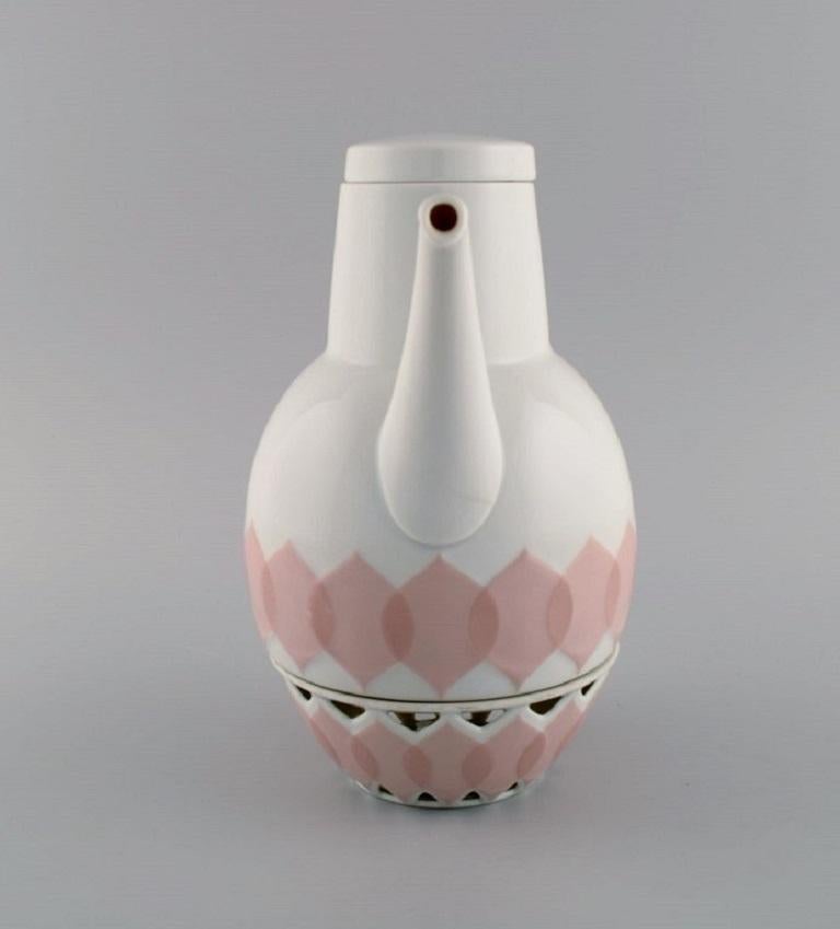 Tedesco Bjørn Wiinblad per Rosenthal, Servizio di porcellana Lotus, Caffettiera con riscaldatore in vendita