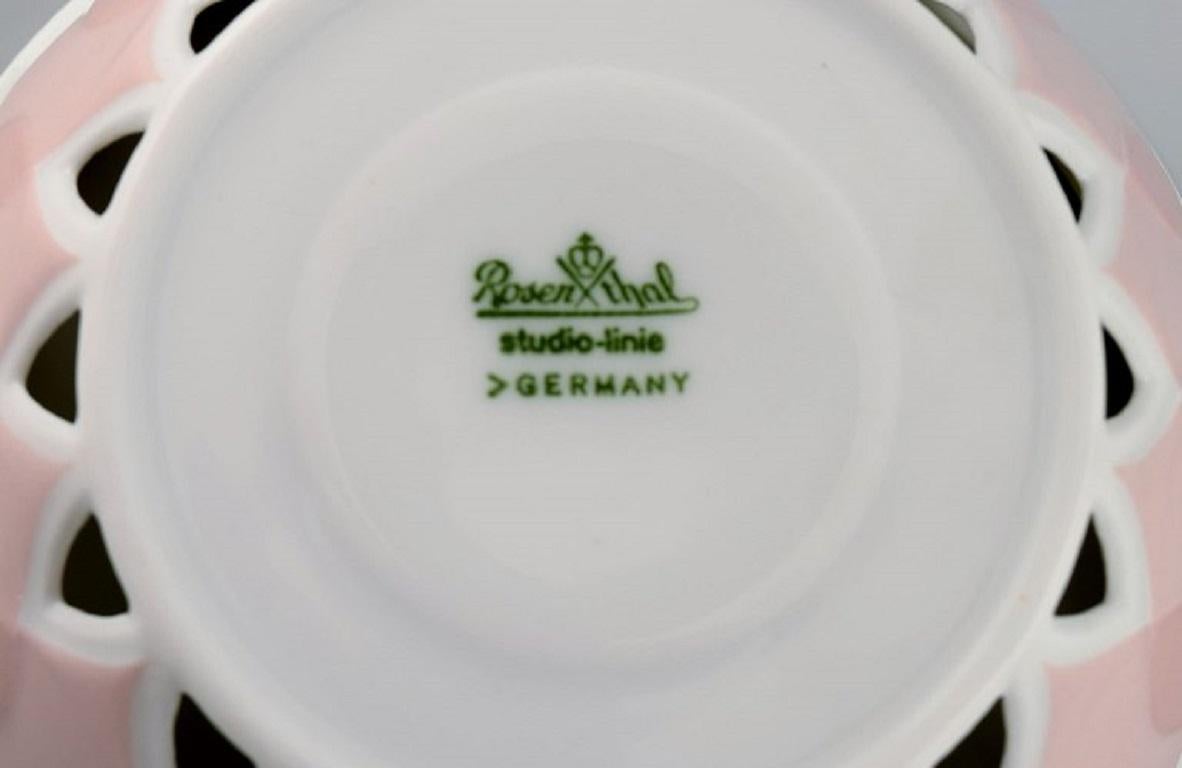 Bjørn Wiinblad für Rosenthal, Lotus Porzellanservice, Kaffeekanne mit Erhitzer (Ende des 20. Jahrhunderts) im Angebot