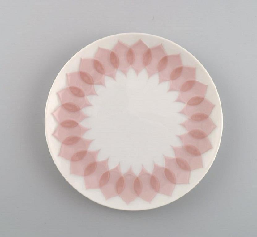 Bjørn Wiinblad for Rosenthal. Lotus porcelain service. 
Twelve plates decorated with pink lotus leaves. 1980s.
Diameter: 17 cm.
In excellent condition.
Stamped.