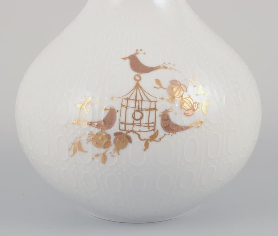 Bjørn Wiinblad per Rosenthal.
Vaso a collo stretto in porcellana.
Decorato con motivi in oro.
Dalla serie 