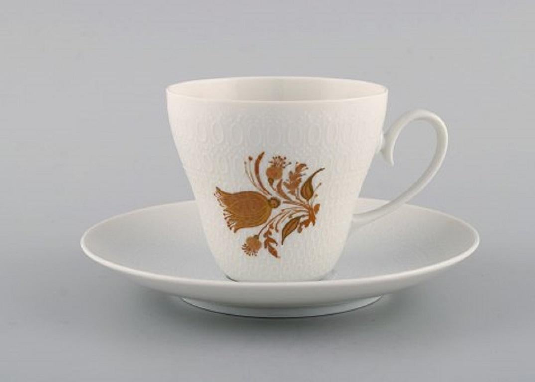 Bjørn Wiinblad for Rosenthal. Romanze coffee service for four people in white porcelain with gold decoration, 1980s.
Consisting of four coffee cups with saucers, five plates and two bowls.
The coffee cup measures: 7.8 x 6.8 cm.
Saucer diameter 14