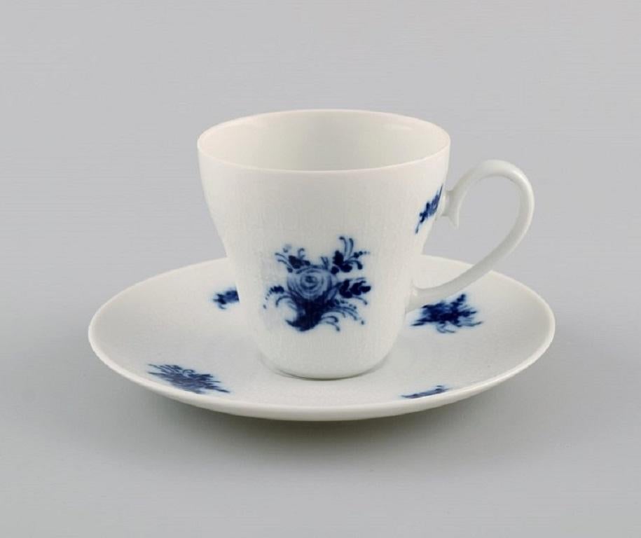 Bjørn Wiinblad für Rosenthal. Sechs Romanze blaue Blume Mokkatassen mit Untertassen. 1960s.
Die Tasse misst: 6 x 5,8 cm.
Durchmesser der Untertasse: 11,5 cm.
In ausgezeichnetem Zustand.
Gestempelt.