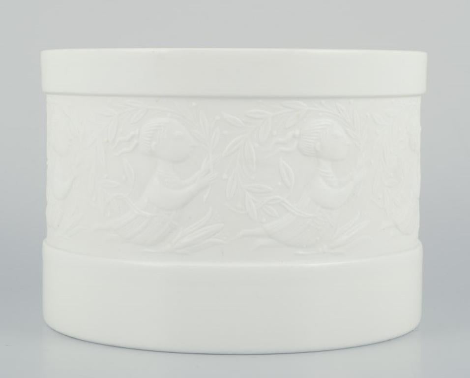 Bjørn Wiinblad per Rosenthal. Linee Studio. 
Vaso da fiori in porcellana bianca.
Motivo di donna e fiori.
1980s.
Contrassegnato.
Condizioni perfette.
Dimensioni: Diametro 12,8 cm. x Altezza 9,0 cm.

