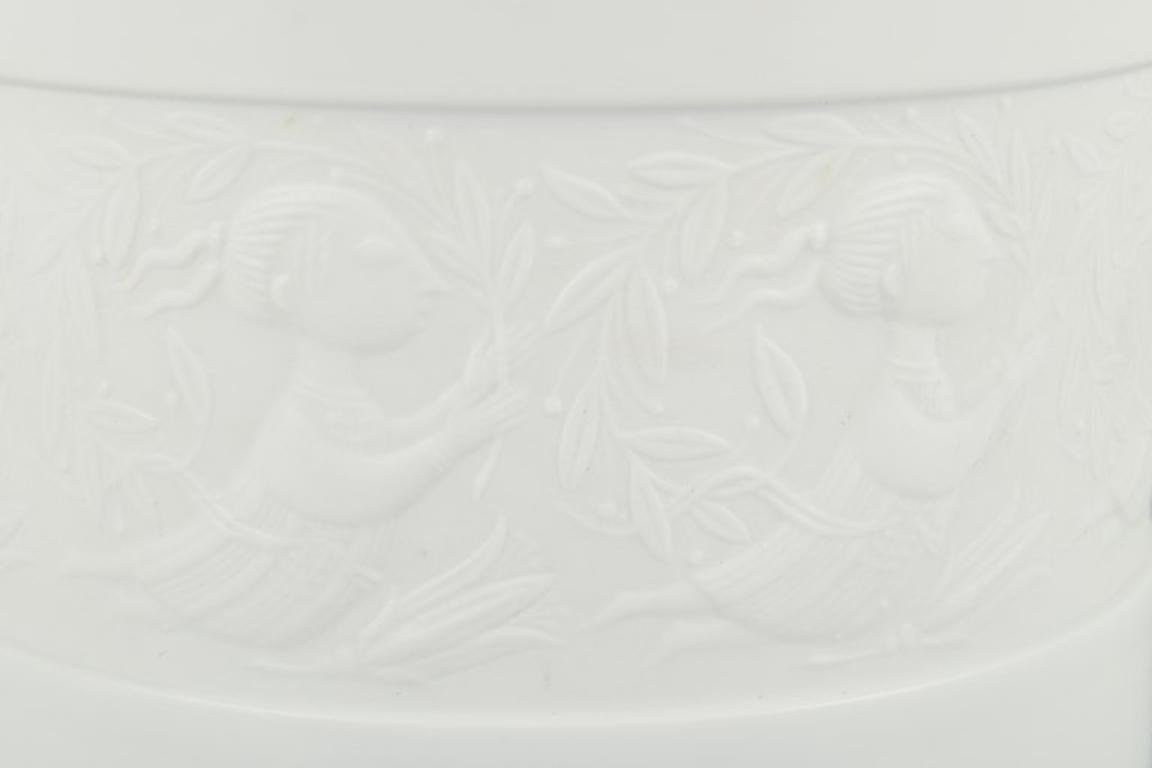 Moderno Bjørn Wiinblad per Rosenthal. Studio A.  Vaso da fiori in porcellana bianca. in vendita