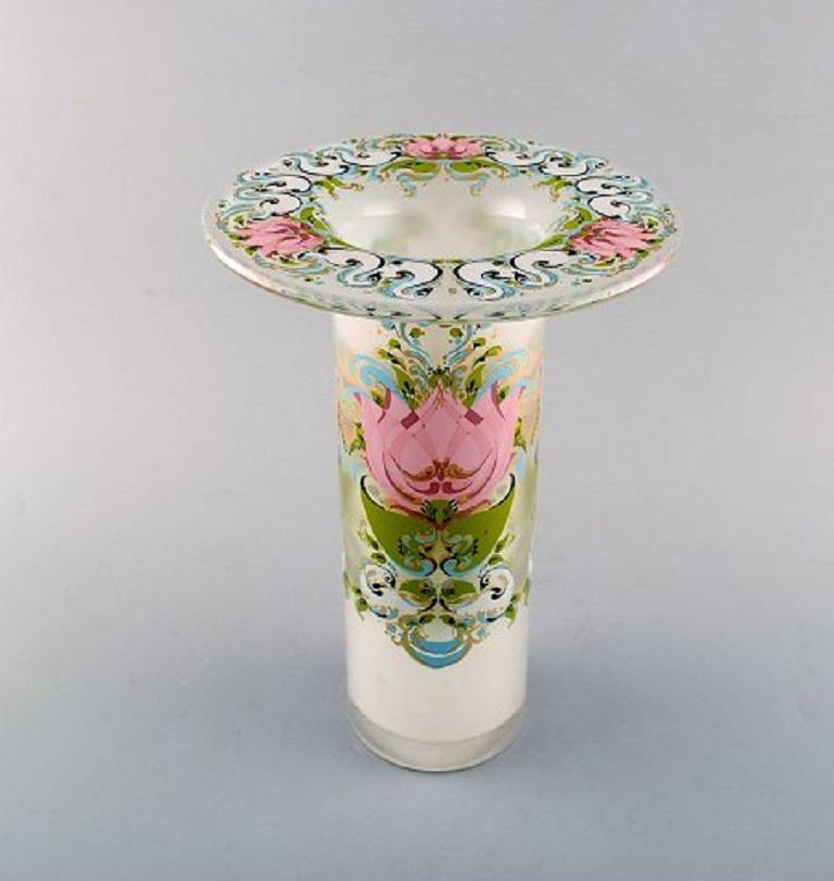 Bjørn Wiinblad per Rosenthal Studio Line. Vaso in vetro artistico decorato con fiori e cigni, anni '80.
Misure: 27,5 x 20 cm.
In ottime condizioni.
Timbrato.